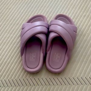 No Boundaries plush lavender slippers. Women’s size 7